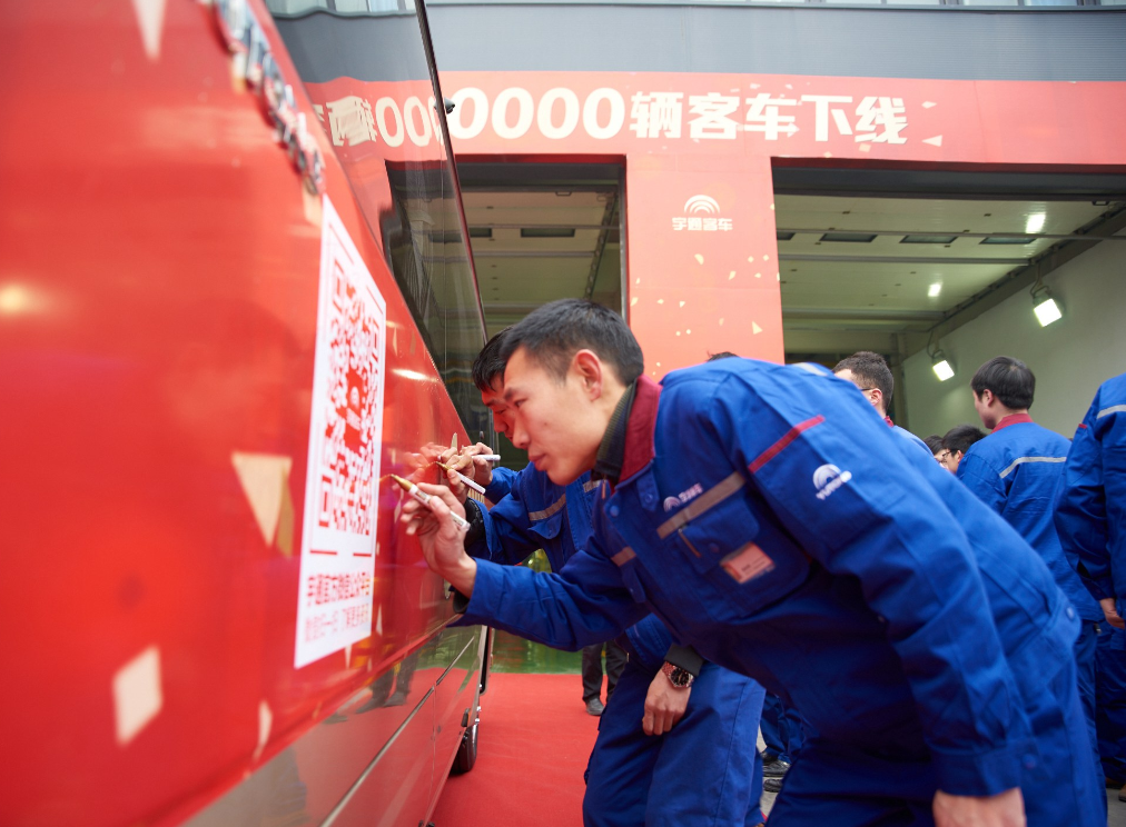 60 000 e Bus de YUTONG Sortant de la Cha&amp;amp;icirc;ne en 2014  Un Nouveau Sommet de l’Industrie de l’Autobus chinoise