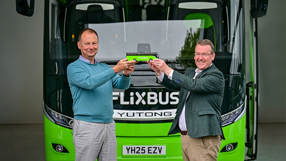 Le 2000e autocar Yutong au Royaume-Uni, un GT12 acheté par First Bus, pour les opérations Flixbus dans l'ouest de l'Angleterre