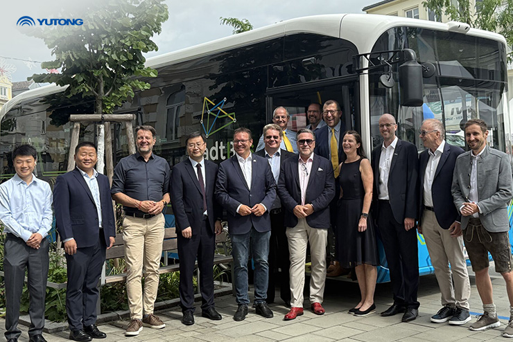 Les bus électriques Yutong U10 entrent en service à Amstetten, en Autriche   Bonjour Amstetten. Bonjour l’Autriche. Nous sommes fiers d’annoncer la livraison réussie des bus électriques haut de gamme Yutong U10 à la ville d’Amstetten, reflétant un engageme