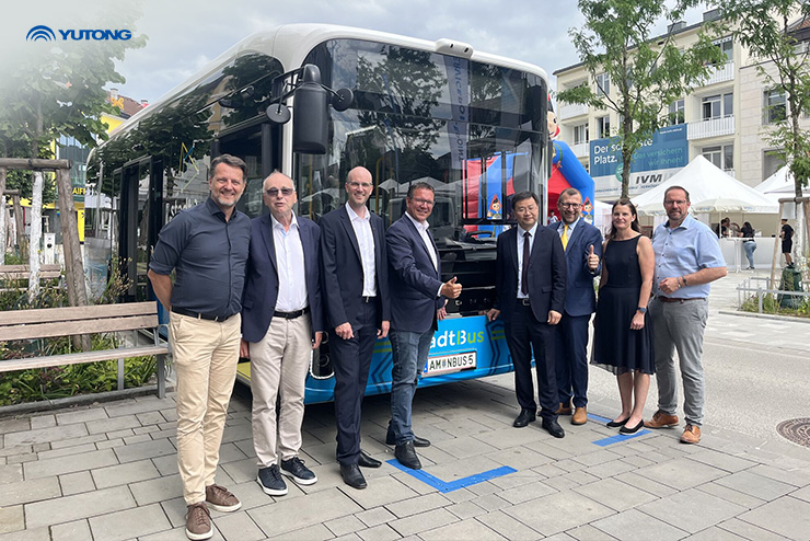 Les bus électriques Yutong U10 entrent en service à Amstetten, en Autriche   Bonjour Amstetten. Bonjour l’Autriche. Nous sommes fiers d’annoncer la livraison réussie des bus électriques haut de gamme Yutong U10 à la ville d’Amstetten, reflétant un engageme