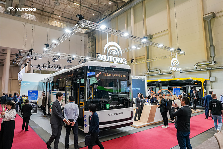 Yutong dévoile la nouvelle génération dautobus interurbain électrique à batterie IC12E lors du Sommet 2025 de lUITP à Hambourg, mettant en avant son innovation en matière délectrification.