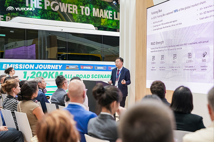 Yutong dévoile la nouvelle génération dautobus interurbain électrique à batterie IC12E lors du Sommet 2025 de lUITP à Hambourg, mettant en avant son innovation en matière délectrification.