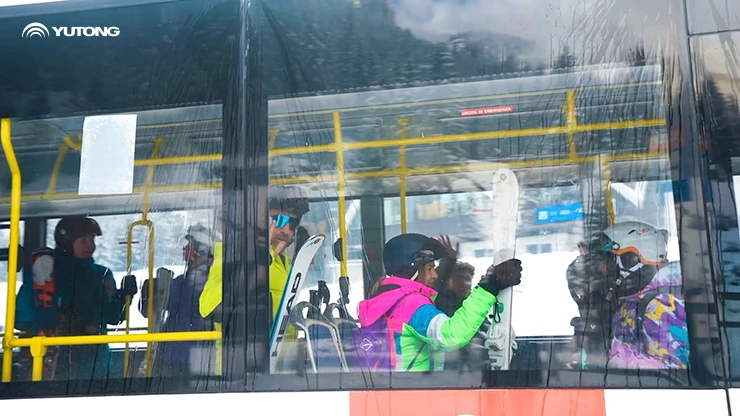 Rendez-vous avec la glace et la neige, voyager ensemble grâce à la mobilité verte !  68 bus Yutong assurent le transport pour lévénement de sports dhiver à Milan
