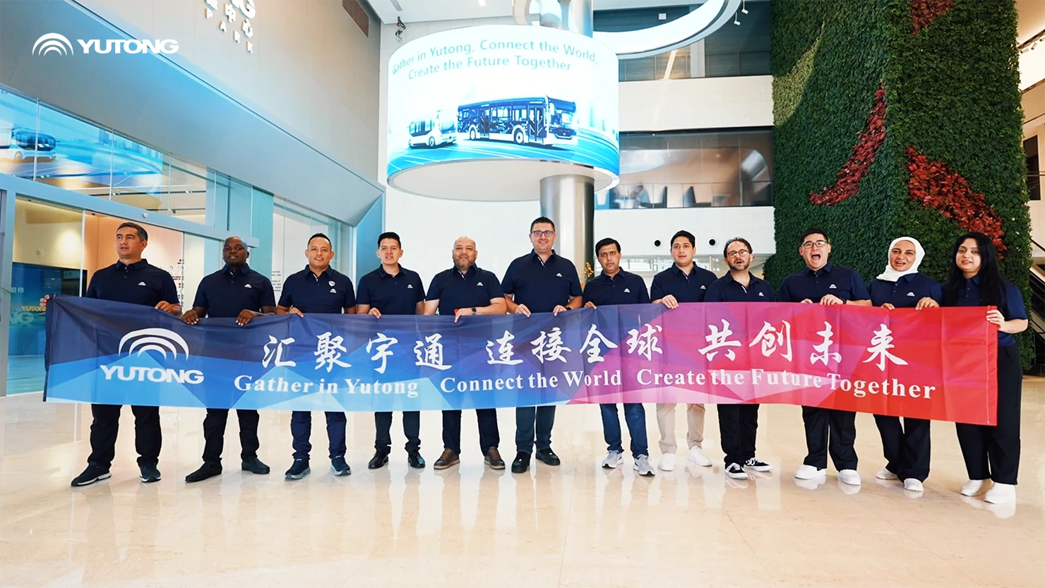 Réunis chez Yutong, connectant le monde, les employés à travers le monde évoluent ensemble avec Yutong Réunis chez Yutong, connectant le monde, les employés à travers le monde évoluent ensemble avec Yutong