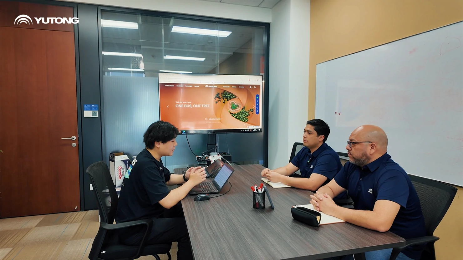 Réunis chez Yutong, connectant le monde, les employés à travers le monde évoluent ensemble avec Yutong Réunis chez Yutong, connectant le monde, les employés à travers le monde évoluent ensemble avec Yutong