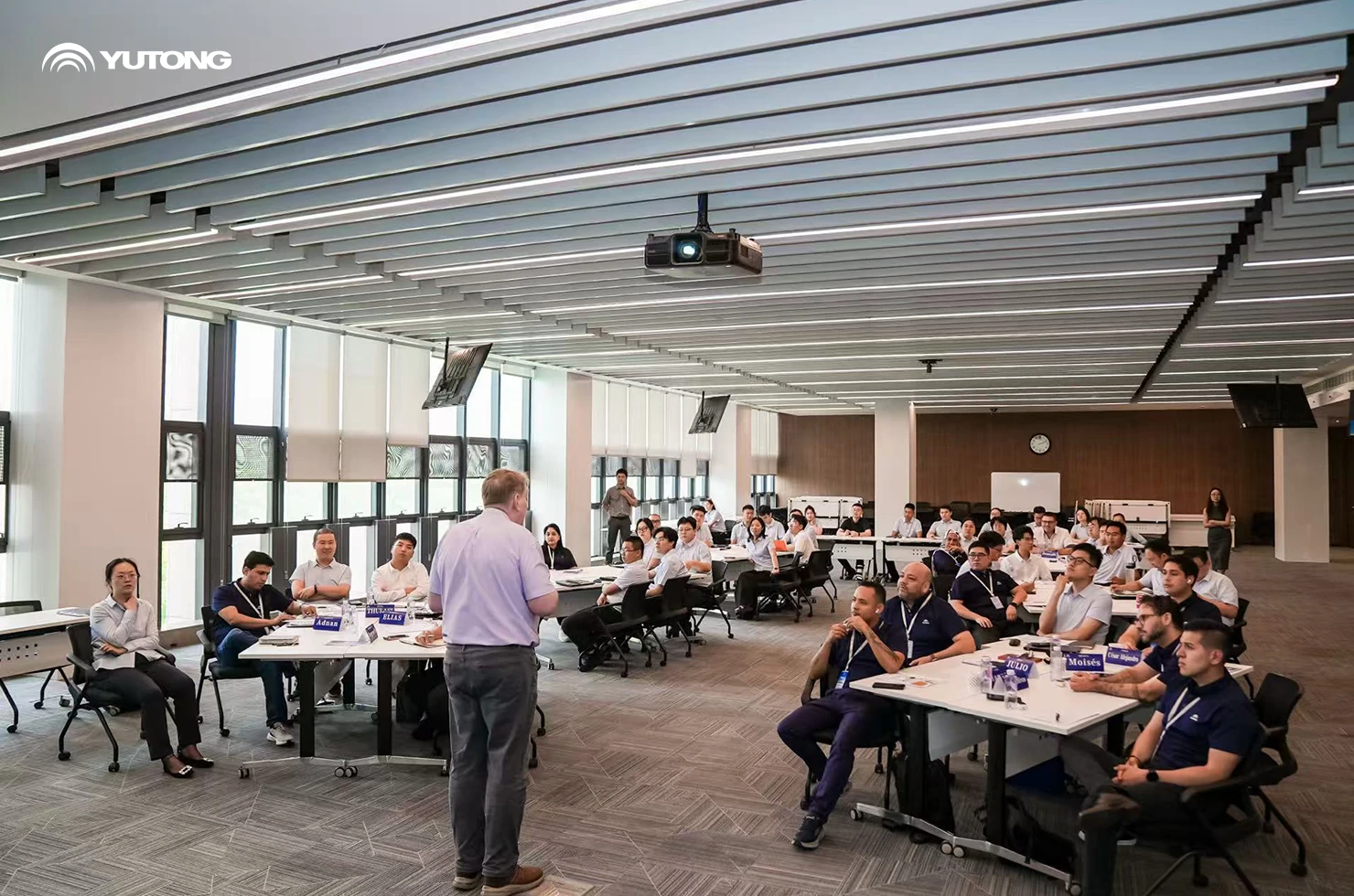 Réunis chez Yutong, connectant le monde, les employés à travers le monde évoluent ensemble avec Yutong Réunis chez Yutong, connectant le monde, les employés à travers le monde évoluent ensemble avec Yutong