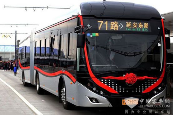 “Etre en action” de l’autobus Yutong de Trolleybus à double source à Shanghai, transport commun à capacité moyenne cherche la voie de la réformation du transport dans la métropole