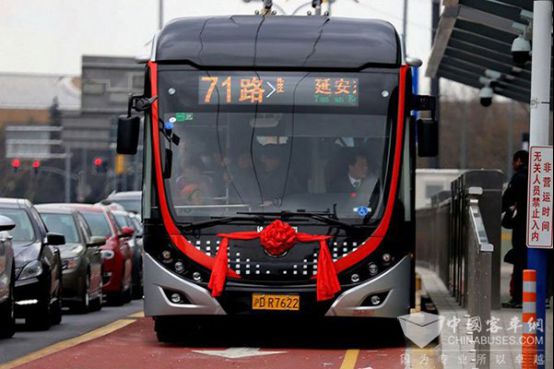 “Etre en action” de l’autobus Yutong de Trolleybus à double source à Shanghai, transport commun à capacité moyenne cherche la voie de la réformation du transport dans la métropole