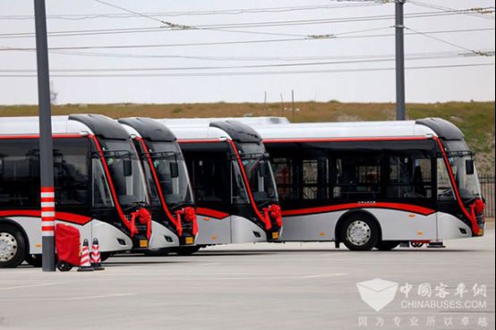 “Etre en action” de l’autobus Yutong de Trolleybus à double source à Shanghai, transport commun à capacité moyenne cherche la voie de la réformation du transport dans la métropole