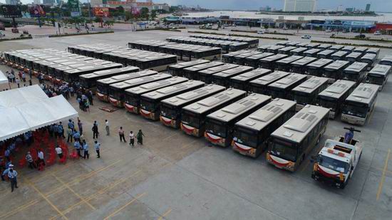 Une donation de 98 autobus Yutong au Cambodge donnée par la Chine